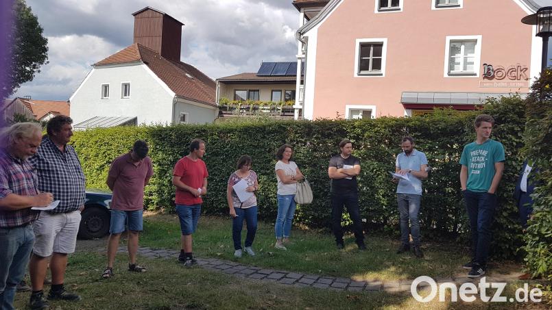 Die Mitglieder des Bauausschusses erkunden mit Bürgermeister Armin Bulenda (Zweiter von rechts) einen neuen Standort für die Anstrahlung der Kirche. Bild: gi