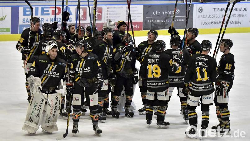 Freude pur bei den Cracks des ERSC Amberg nach dem Einzug in die Play-offs in der abgelaufenen Saison. Die neue Runde beginnt am 2. Oktober 2022. Archivbild: Hubert Ziegler