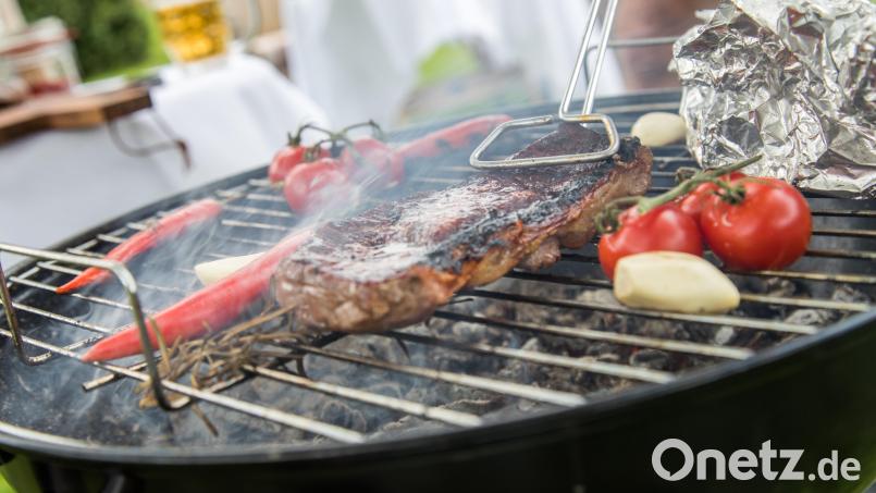 Steaks und ein bisschen Gemüse: Das ist wohl der Klassiker auf dem Grillrost. Auf Dauer wird das ein bisschen langweilig. Wir haben uns umgehört, damit einem abwechslungsreichen Endspurt in den Sommerferien nichts im Wege steht. Symbolbild: Christin Klose/dpa