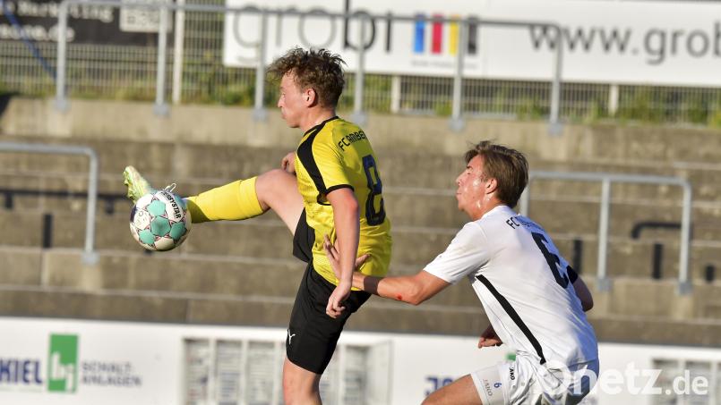 Der FC Amberg (links Leon Kipry) hat seine Niederlagenserie gestoppt und den letzten Tabellenplatz abgegeben. Am Sonntag geht es nun zum SV Neukirchen Hl. Blut. Archivbild: Hubert Ziegler