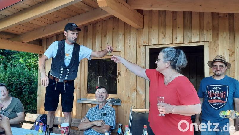 Zimmerer Christian Weidl-Haberkorn übergibt Beate Spickenreuther den Schlüssel für das neue Gartenhaus im &quot;Schlupfwinkel&quot;. Bild: Klaus Heimann/exb