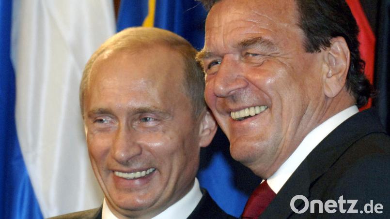 Ein Mann, mit dem man heute nicht mehr in Verbindung gebracht werden möchte. Und links daneben steht der russische Kriegsverbrecher Vladimir Putin. Archivbild: Bernd Settnik