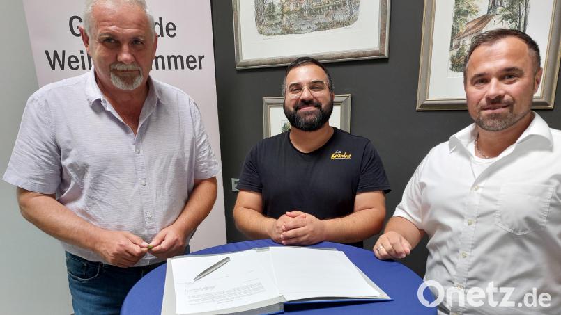 Der Pachtvertrag fürs &quot;Gschmiert II&quot; ist unterzeichnet. Bürgermeister Ludwig Biller (links) und Geschäftsleiter Christian Wirth (rechts) sind gespannt auf die kulinarischen Angebote von Pächter Ali Kan. Bild: gmü
