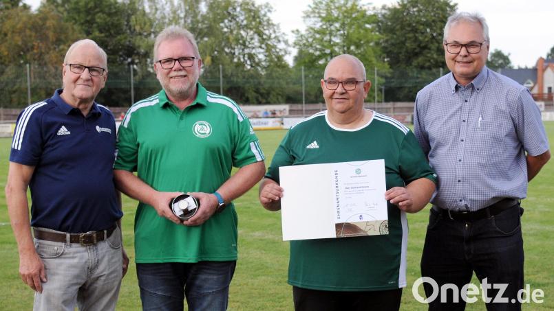 Gerhard Greim (Zweiter von links), der zweite Vorsitzende des SV Mitterteich, wurde mit der DFB-Uhr ausgezeichnet. Es gratulierten Kreisvorsitzender Siegfried Tabbert (links), der Vereinsehrenamtsbeauftragte Carsten Rohrsetzer (Zweiter von rechts) und Bezirksvorsitzender Thomas Unger. Bild: hho