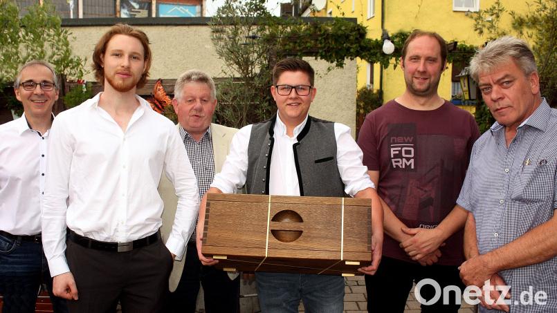 Das sind die Sieger des Gestaltungswettbewerbs der Schreiner mit der Jury: (von links) Leonhard Kellner, Sebastian Raab (2. Platz), Kreishandwerksmeister Erich Sperber, Max Rodler (Sieger) mit seinem Trompetenkoffer, Johannes Pflanz (3. Platz) und Obermeister Wolfgang Seifried. Bild: R. Kreuzer