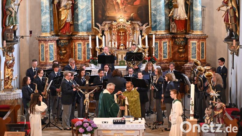 Den Gottesdienst für die verstorbenen Mitglieder gestalteten rund 40 Musiker unter der Leitung von Sabine Kredler mit. Bild: sak