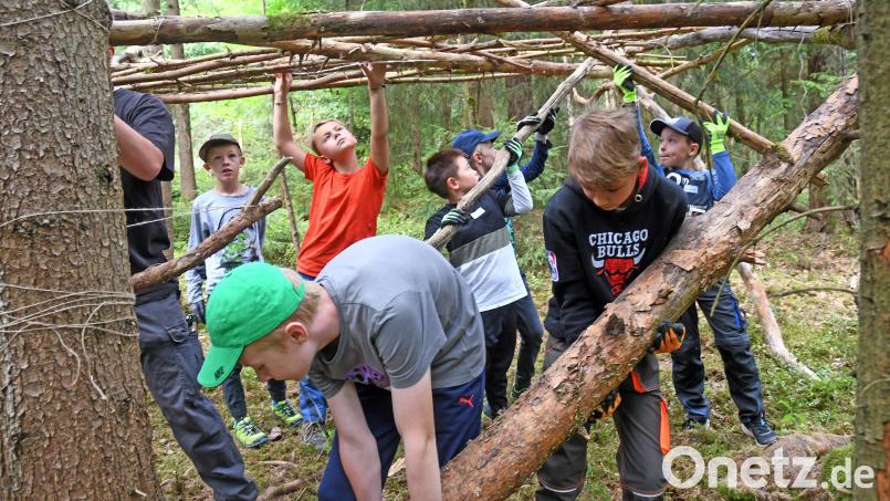 Spaß im Wald: 35 Kinder haben Waldhütten gebaut. Bild: Gabi Schönberger
