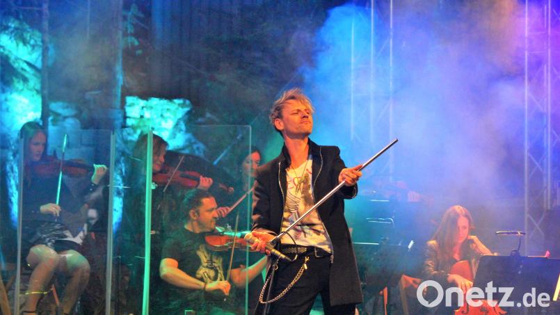 Markus Engelstädter lieferte mit seiner Band und einem Streicherensemble auf der Luisenburg eine begeisternde &quot;Queen&quot;-Show vor 2000 Besuchern ab. Bild: stg