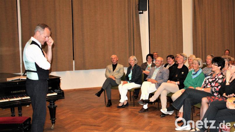 Kunst muss nicht todernst daherkommen: Erfahrungen des Publikums mit dem Musikkabarettisten Johannes Kirchberg, der im Pfarrheim eine satirische &quot;Allround-Performance&quot; bot. Bild: lg
