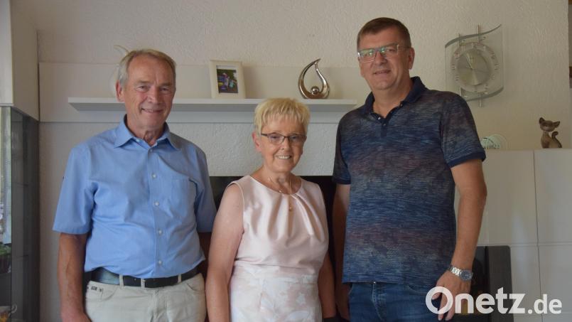 Goldene Hochzeit feierten in den vergangenen Tagen Günter und Renate Brechler. Dazu gratulierte auch Bürgermeister Peter Braun (rechts) für den Markt Schmidmühlen. Bild: bö