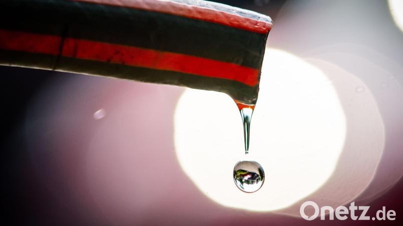 Trockenheit und Klimawandel machen Wasser zu einem wertvollen Gut. Um die Versorgung für die Stadt Tirschenreuth auch künftig sicherzustellen, wurde im Stadtrat nun ein Sanierungs- und Strukturkonzept präsentiert. Symbolbild: Frank Rumpenhorst/dpa