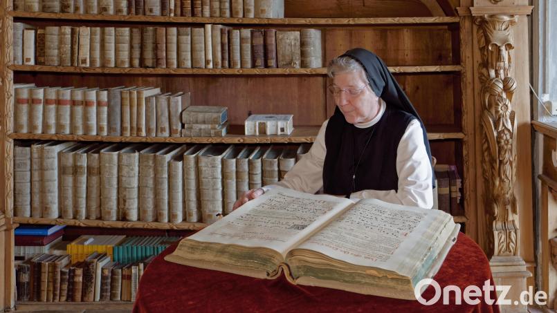 Äbtissin Laetitia Fech in der Bibliothek des Klosters Waldsassen. Die historischen Bücher sollten schon längst aus den Regalen geräumt, fachgerecht gereinigt und katalogisiert sein. Doch der Beginn der Sanierung verzögert sich. Bild: tr