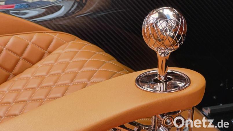 Glanz und Gloria: Ein Wählhebel für die Automatik muss nicht fad aussehen, wie dieser in einem De Tomaso P72 funkelnd unter Beweis stellt. Bild: De Tomaso Automobili/dpa