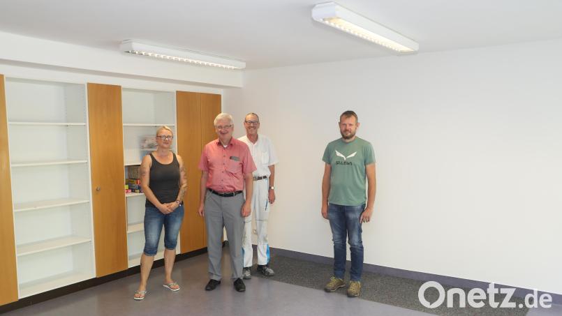 Die dritte Gruppe des Kunterbunt-Kindergartens hat ihre neuen Räume im ehemaligen Schwesternhaus der Geriatrie gefunden. Auf dem Bild (von links) Gruppenleiterin Janine Conrad, Bürgermeister Johannes Reger, Malermeister Norbert Hederer von der Baufirma Wilhelm Bauer und der technische Angestellte der Stadt, Markus Meyer. Bild: njn