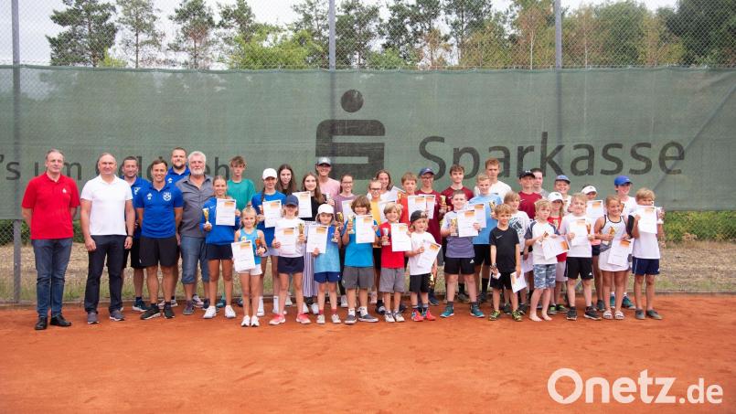 Die jeweils besten Tennisspieler jeder Altersgruppe bei der Landkreismeisterschaft 2022 halten ihre Pokale und Siegerurkunden stolz in die Kamera. TSG-Tennis-Vorsitzender Andreas Dörner (Vierter von links) sowie Spielleiter Martin Schmid (Fünfter von links) freuen sich über sieben Tage Spielfreude in Mantel. Bild: Lukas Kraus/exb