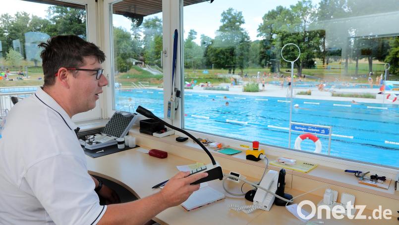 Den Überblick im neuen Waldbad mit seinen fünf Becken nicht zu verlieren, ist für Bademeister Alfons Ostler gar nicht so einfach. &quot;Momentan haben wir auf der neuen Breitwellenrutsche täglich Platzwunden, weil auf Knien oder im Stehen gerutscht wird - das geht halt nicht.&quot; Bild: Wolfgang Steinbacher