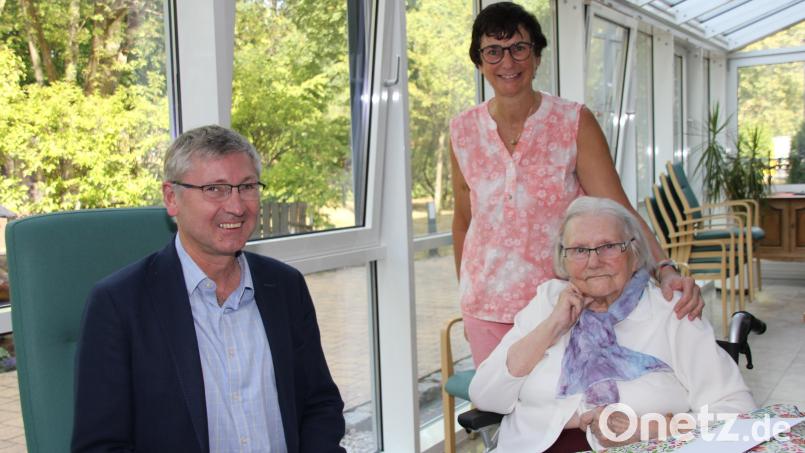 Bürgermeister Franz Badura überbrachte Erika Ihlenfeld zum 90. Geburtstag die Glückwünsche der Stadt. Ihre Tochter Marion Müllner (hinten, Mitte) kam ebenfalls zum Gratulieren. Bild: ads