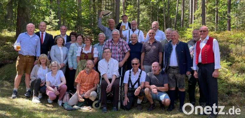 Die ehemaligen Mitschüler des Schülerjahrgangs 1960/61 freuten sich über das Wiedersehen beim Buchbergfest. Bild: ull