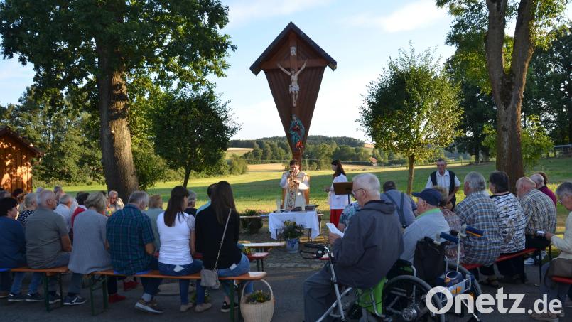 Beim Kreuzfest in Unterlind versammeln sich vor Mariä Himmelfahrt die Besucher traditionell unter dem Dorfkreuz. Bild: dob