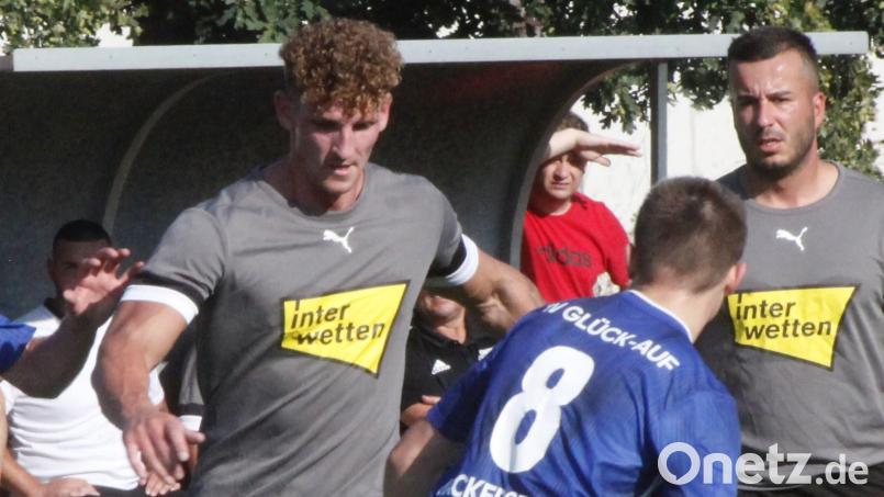 Keine Chance hatte die FT Eintracht Schwandorf im Heimspiel gegen den TV Wackersdorf und verlor deutlich mit 0:4. Auffälligster Spieler der Gastgeber war Andreas Diz (Nr. 19), der sich gegen die vielbeinige Gästeabwehr aber nicht entscheidend durchsetzen konnte. Bild: Hirsch
