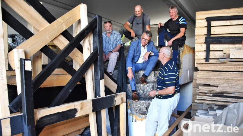Die Bühnenbauer und Techniker Anton Beer (rechts) und Karl Schwägerl (ganz oben) zeigen Vinzenz Rahn (oben, rechts), Peter Geyer und Franz Stahl (von links), was beim Aufbau des wuchtigen Bühnenfelsens im Kettelerhaus zu beachten ist. Bild: ubb