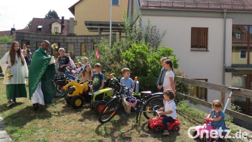 Pfarrer Johnson erteilte den Fahrzeugen der Kinder den kirchlichen Segen. Bild: tja
