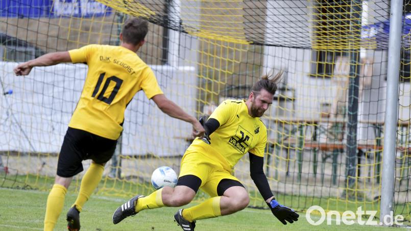 Der vierfache Torschütze der DJK Seugast, David Smolak (links), lässt in dieser Szene dem Haselmühler Torhüter Sebastian Westphal (rechts) keine Chance und verwandelt zum 3:1 für die Hausherren. Bild: Hubert Ziegler