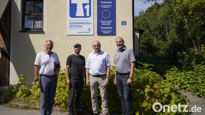 Landrat Roland Grillmeier (von links) besprach sich mit T1-Leiter Philipp Reich, Thomas Rudner von der Stiftung Jugendaustausch Bayern und KJR-Kreisvorsitzendem Jürgen Preisinger . Bild: Jugendmedienzentrum T1/exb