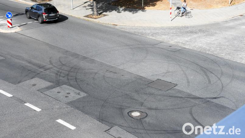 Die Reifenspuren an der Weigelstraße könnten laut Polizei von sogenannten Kavaliersstarts stammen. Bild: jus