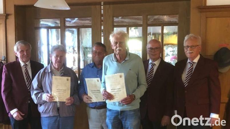Der Männergesangverein Ammerthal hat langjährige Mitglieder geehrt (von links): Hans Gurdan, Herbert Schmid, Nikolaus Ludwig, Ottmar Gurdan, Vorsitzender Herbert Ernst und Chorleiter Helmut Fischer. Bild: Herbert Ernst/exb