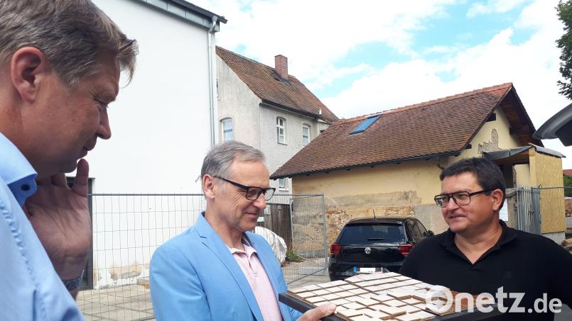 Muster für die Gestaltung der Frontseite des künftigen Kolumbariums (im Hintergrund) hatte Planer Markus Braun (rechts, zusammen mit Stadtbaumeister Hubert Siller und Bürgermeister Bernd Sommer, von links) mitgebracht. Bild: pz