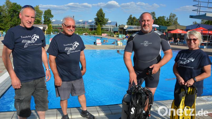 Sie bilden derzeit die Führungsspitze des Tauchclubs Nautilus: (von links) Zweiter Vorsitzender Mike Keiner, Hans Czerwik, Vorsitzender Arno Wirnitzer und Erste-Hilfe-Ausbilderin Doris Czerwik. Bild: jr
