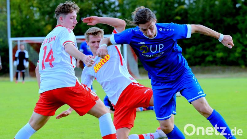 Die SpVgg SV Weiden (rechts der starke Erol Özbay) spielte bei der U21 des SSV Jahn Regensburg frech auf und nahm beim 2:2 überraschend einen Zähler mit nach Hause. Bild: Werner Franken
