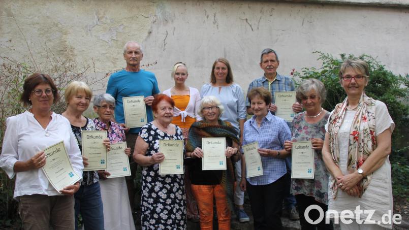 Die Leiterin des SPZ Heidi Himmelhuber (Vorne rechts) konnte in Anwesenheit ihrer sozialpädagogischen Mitarbeiterinnen Kathrin Reinprecht und Karin Weber, (hinten ab Zweite von links) Evi Hefter, Ursula Hammer, Dorothea Schiebe, Gisela Rodriguez, Teresa Wißmüller, Gertraud Ertl und Marie-Luise Moschinski (vorne von links) sowie Heribert Wenkmann (hinten links) und Wolfgang Weiß, (hinten rechts) für ihren ehrenamtlichen Einsatz für das SPZ würdigen. Bild: ads