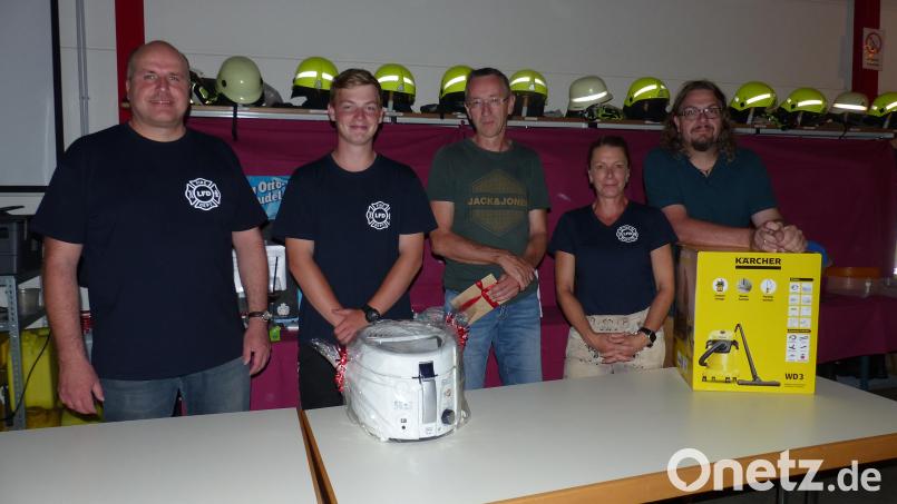Vorsitzende Nicole Scharff(Zweite von rechts) gratulierte den Gewinnern Robert Wittmann, Stefan Frischholz, Peter Scharff und Vizevorsitzender Siegfried Kammerer (von rechts) Bild: sl