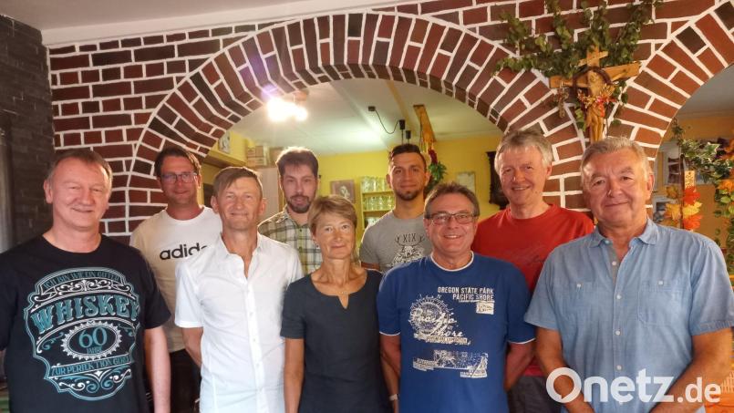 Die neuformierte Führungsriege mit Vorsitzenden Josef Rauch (rechts), dem neuen Stellvertreter Herbert Biermeier (Dritter von links) und der neuen Jugendleiterin Barbara Rauch (Mitte). Bild: gz