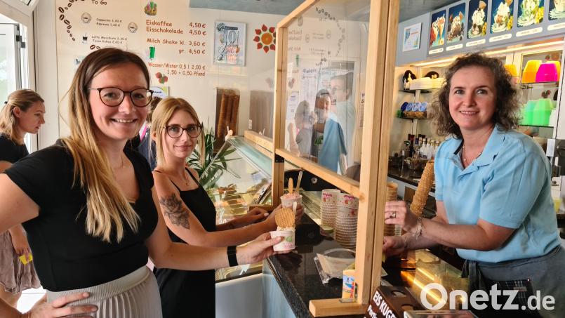 Die Raiffeisenbank-Mitarbeiterinnen Franziska Kraus (links) und Vanessa Wiesend holen sich in ihrer Mittagspause je zwei Gratis-Kugeln Eis. Bild: sne