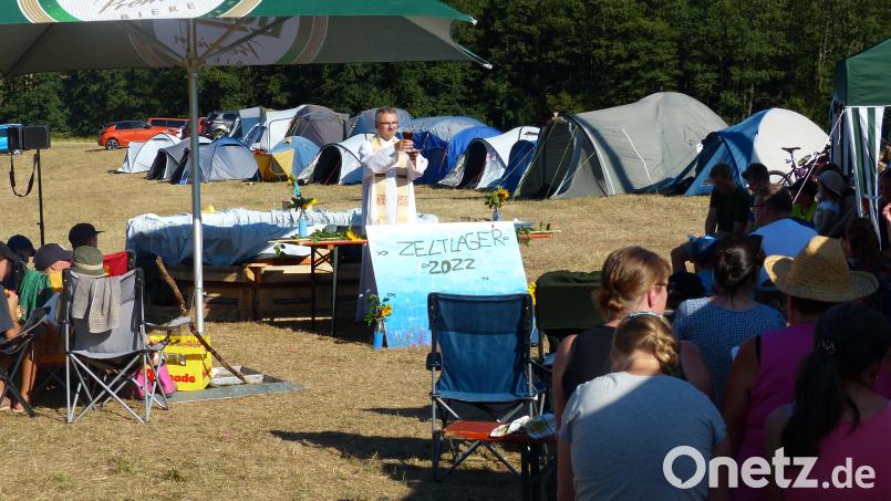 Pfarrer Martin Besold zelebrierte den Gottesdienst im Zeltlager der katholischen Jugend Erbendorf. Bild: exb
