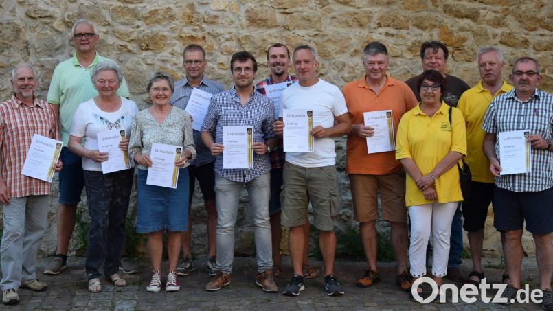 Vorsitzender Franz Koholka (Zweiter von rechts) ehrte langjährige aktive und fördernde Mitglieder der Knappschaftskapelle (von links): Herbert Wawersig, Armin Kott, Inge Brandelik, Dorothea Prechtl, Thomas Dunkel, Moritz Rothmeier, Erwin Herbert, Walter Sperlich, Karlheinz Brandelik, Barbara Mayerhofer, Gerald Mösner und Herbert Rauch. Bild: Knappschaftskapelle Amberg