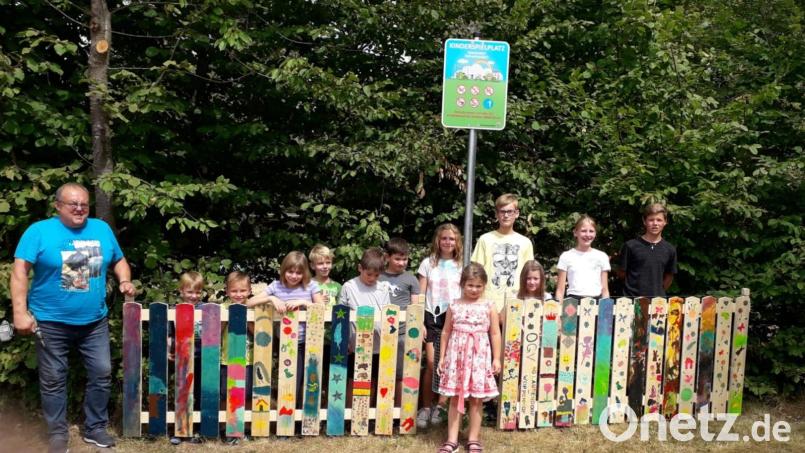Bei der Aktion des OGV Glaubendorf-Woppenhof durften die Kinder Zaunlatten anmalen. Bild: Brigitte Klinger/exb