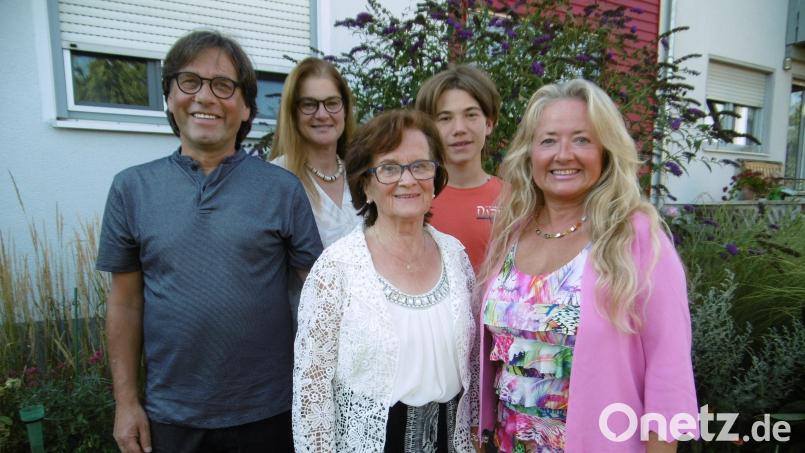 Hildegund Eck mit ihren Kindern Dieter (links) und Birgit (rechts) sowie Schwiegertochter und Enkel. Bild: mma