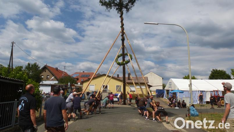 30 Mann hievten das weltliche Wahrzeichen der Tanzflecker Kirwa mit Muskelkraft in die Höhe. Bild: bk
