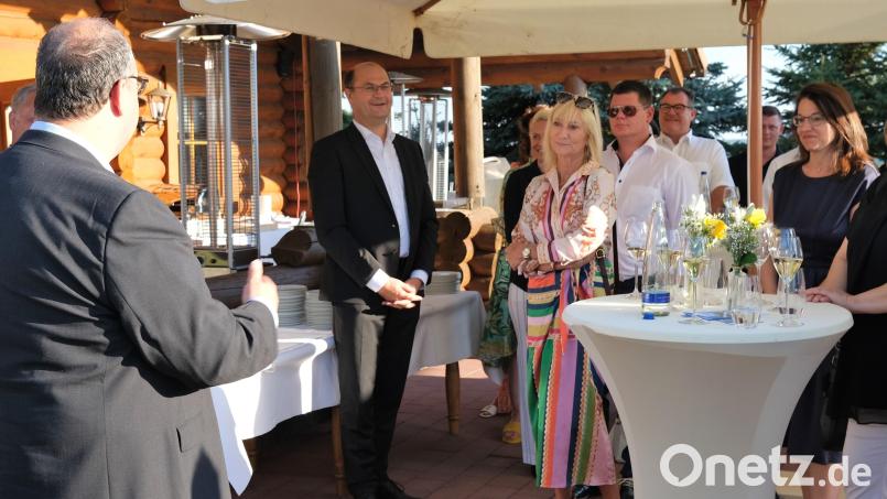 Vorsitzender Christian Paulus (links) hieß zum Sommerempfang der Mittelstandsunion gut gelaunte Gäste willkommen. Unter ihnen auch den CSU-Bezirksvorsitzenden und Heimatminister Albert Füracker (Zweiter von links). Bild: Hirsch