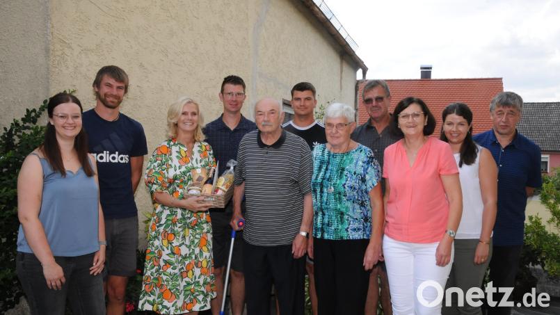 Josef Puff (vorne Mitte) feiert 85. Geburtstag. Über dieses Jubelfest freuten sich auch Tochter Martina, Ehefrau Irmgard (vorne, von rechts), und alle anderen Familienangehörigen. Bild: bey