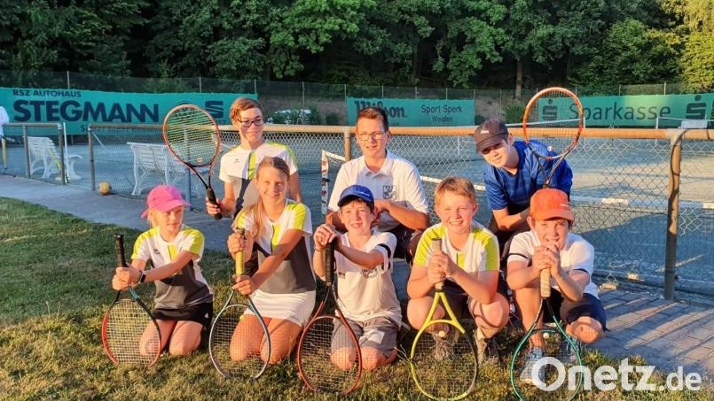 Zufriedene Gesichter bei der Jugendmannschaft der TSG Mantel-Weiherhammer, die in einer Spielgemeinschaft mit dem TC Etzenricht aufschlug. Bild: exb