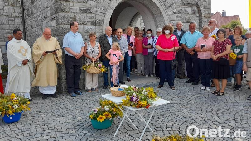 Für den Festtag Maria Himmelfahrt hatten die Mitglieder der Katholischen Arbeitnehmerbewegung Neusorg Kräuterbuschen gebunden. Diese segnete nach dem Festgottesdienst Diakon Harald Schraml (Vierter von links). Bild: öt