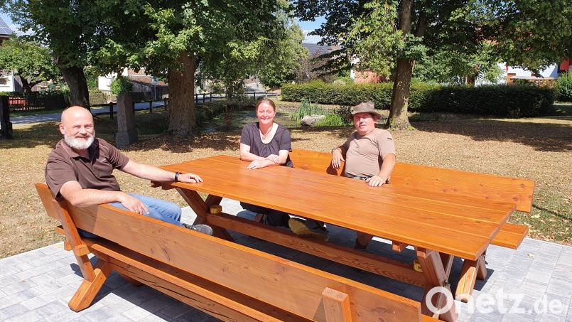 Sandra Fütterer (Mitte) ist die Vorsitzende des Ortsverschönerungsvereins Gleißenthal. Zusammen mit Thomas Wilhelm (links) und Werner Kandler freut sie sich über die neugestaltete Sitzgruppe auf dem Dorfplatz. Bild: Lowak