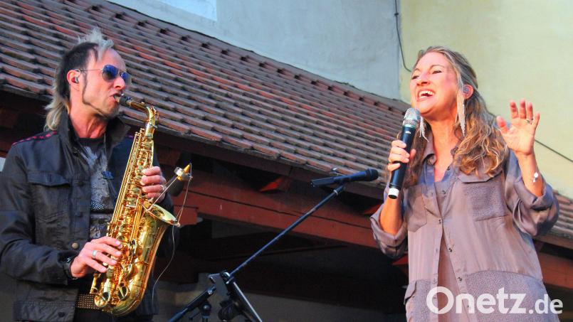 Musical-Star Sanni Luis - hier mit Saxofonist Noah Fischer - lieferte einen begeisternden Auftritt bei der &quot;Luisenburg-Xtra&quot;-Reihe ab. Bild: stg