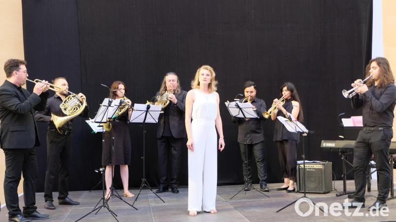 Das Bläserensemble des Festivals junger Künstler Bayreuth mit Mezzosopran Aleksandra Gudzio auf der Speinsharter Klosterbühne Bild: do