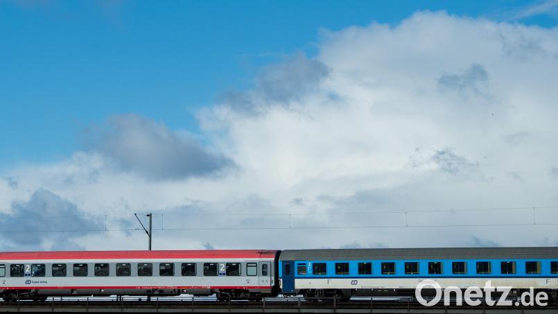 Blaue und rote Zugwaggons des staatlichen Eisenbahnverkehrsunternehmens in Tschechien, Ceske Drahy. Nachdem eine Lok entgleist war, läuft nun der Verkehr zwischen Eger (Cheb) und Karlovy Vary (Karlsbad) wieder an. Symbolbild: Lukas Schulze/dpa